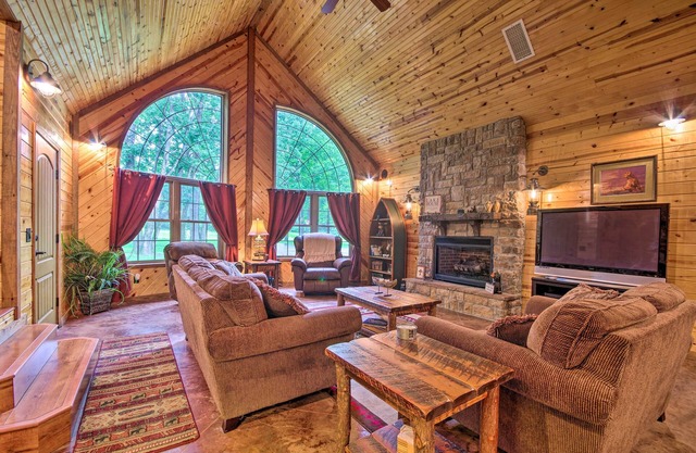 Spacious Family Home w/Fire Pit by Norfork Lake!