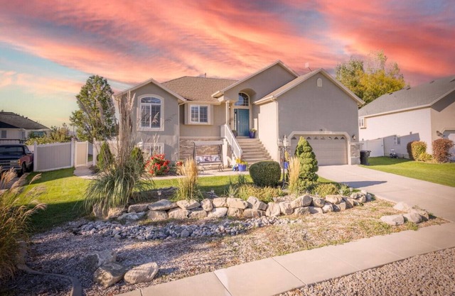 Spacious Family Retreat in Farmington – 6BR with Private Yard, Close to Parks