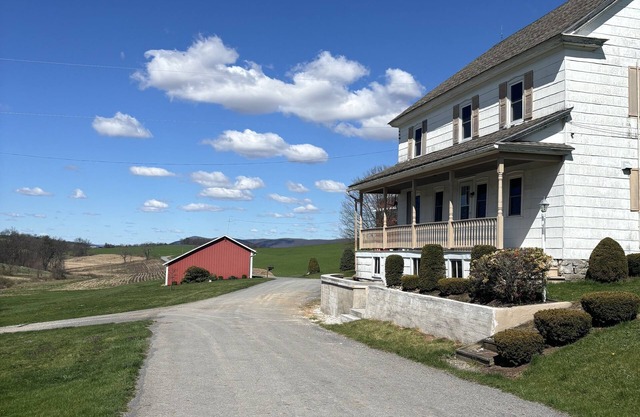 Spacious farmhouse on working PA family farm. Close to AOAA park and Knoebels!