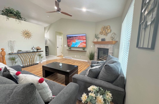 Spacious Getaway Home in The Valley - Top Unitnn