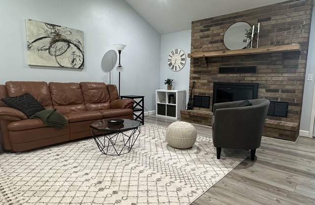 Spacious Great Location Sleeps 10, 2 Car Garage, South Springfield, Fenced Yard