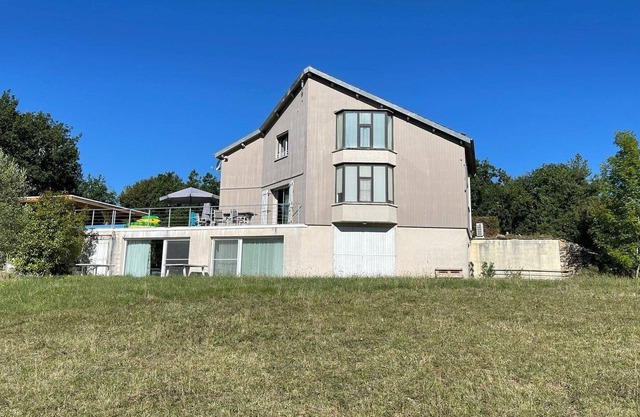 Spacious holiday home in Caniac-du-Causse with bubble bath