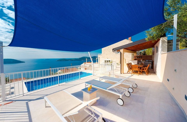 Spacious holiday home Gina; 6+2 with pool, sea view and only 12km from Dubrovnik