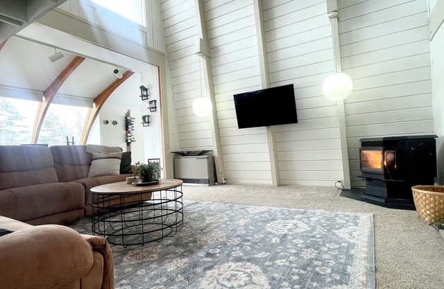 Spacious home just 3 min. from Pleasant Mtn. Spectacular views of Mt Washington