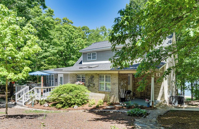 Spacious Home w/Deck on Shores of Lake Wylie
