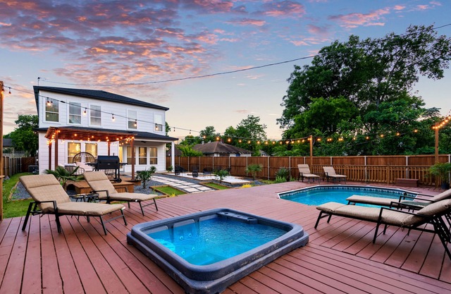 Spacious Home with Big Backyard, Jacuzzi, and Pool Bishops Art District & Dallas