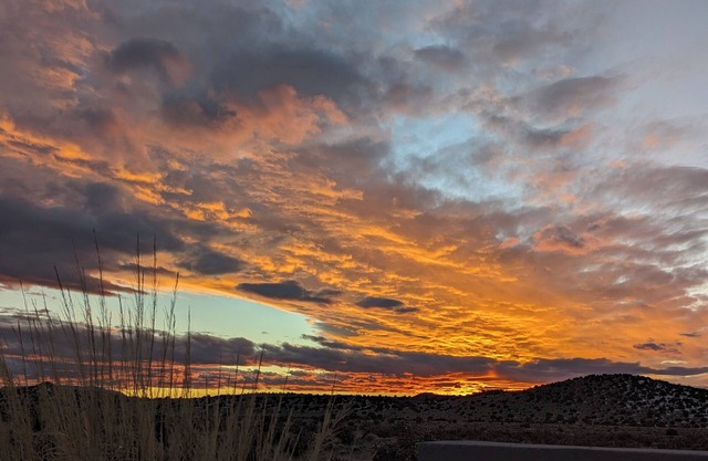 Spacious house close to town - views & hiking to high desert behind house