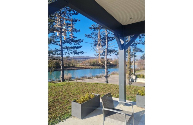 Spacious house on the banks of the Rhône opposite the greenhouse island and via Rhôna