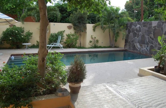 Spacious house, pool, minutes' walk to marina, downtown