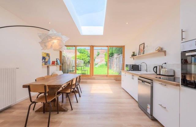Spacious house with 4 bedrooms & garden, near tram