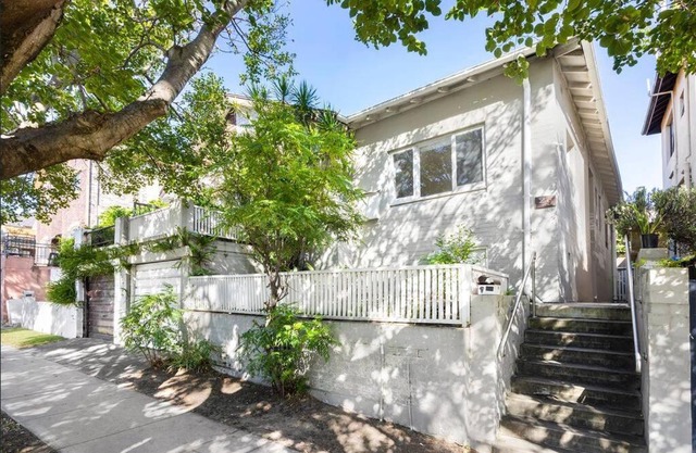 Spacious house with BBQ, outdoor areas and parking
