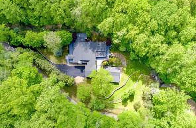 SPACIOUS KITCHEN, GREAT OUTDOOR SPACE, FIRE TABLE, GAME RM, WIFI