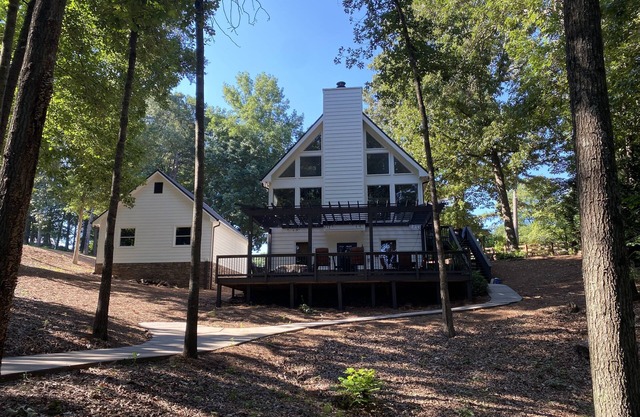 Spacious Lake Hartwell home with large new dock