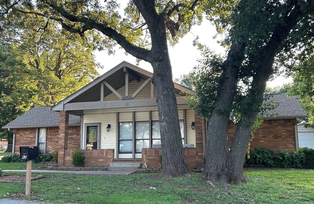 Spacious Lake View with Chef's Kitchen! Two minute walk to lake.