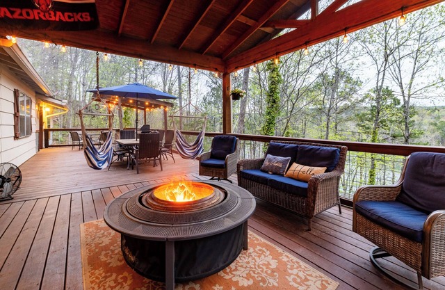 Spacious Lakefront Retreat w/Hot Tub & Guesthouse