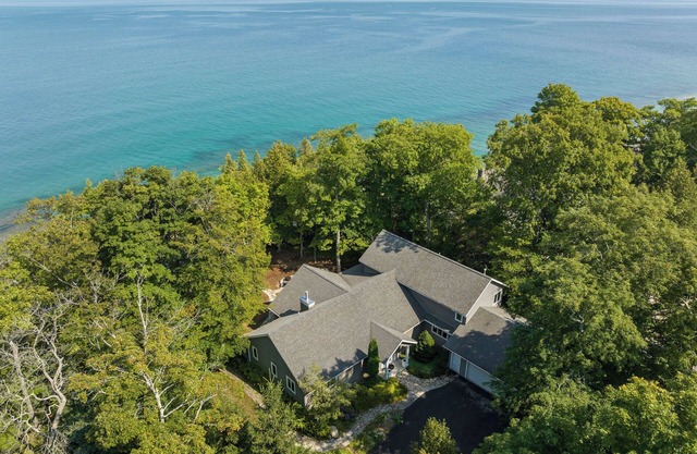 Spacious Lakefront Haven: Luxury Door County Retreat on Lake Michigan!
