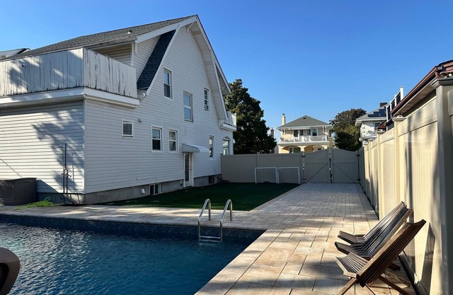 Spacious Long Beach 4-bedroom house, giant pool deck, steps to beach & train