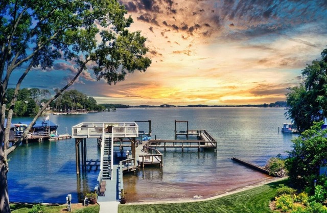 Spacious, luxurious Port Royale Lakefront, water access and a massive Dock, wide lake view sleeps 22
