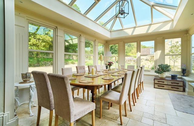 SPACIOUS LUXURY VICTORIAN COUNTRY HOUSE, STUNNING VIEWS NEAR BATH, Local Pub,