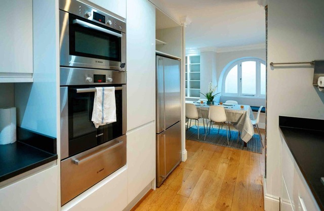 Spacious & Modern 3brs House in Central London