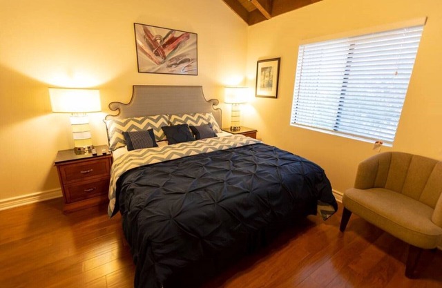 Spacious Modern Anaheim condo 2bedrooms,2.5bathrooms -Ideal for 31+ day stays