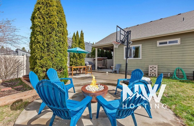 Spacious Modern Home—Fire Pit, Basketball Hoop, Pop-A-Shot & Kids' Toys for Family Fun!
