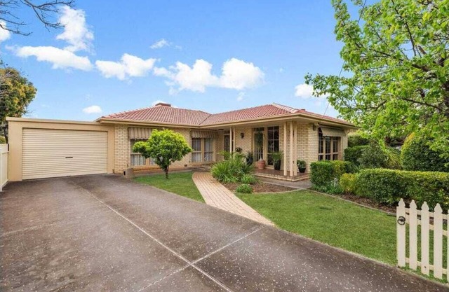 Spacious & Modern Home (800m2) Perfect location between beach and city!