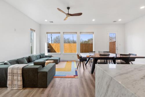 Spacious, modern home with loft, 15 minutes from Downtown Houston