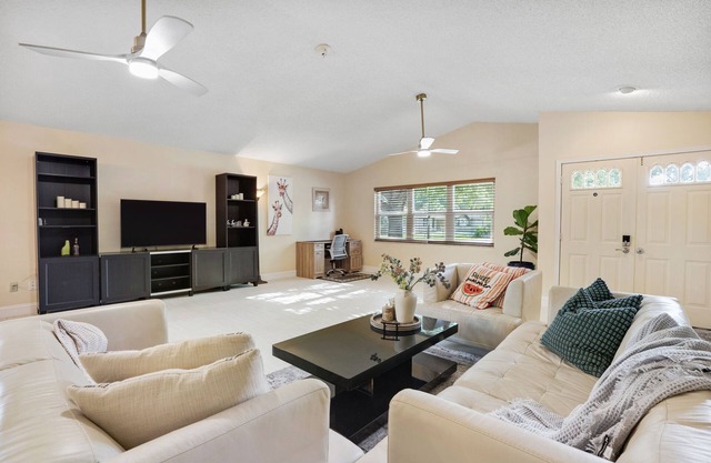Spacious & Modern - Private Hideaway - Central