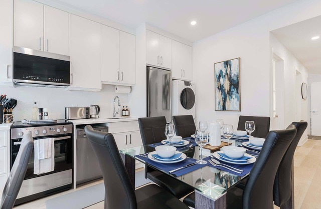 Spacious Modern Suite—3 min to UofT, Sleeps 10