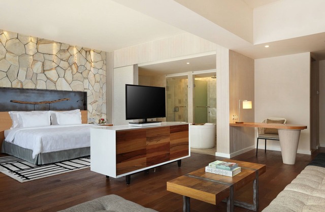 Spacious Modern Suite with Free Minibar Items (T Sand Suite40)
