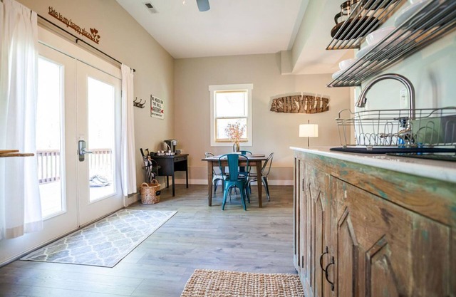 Spacious Montford Hideaway, Covered Deck, Private & Quiet, Short Walk Downtown