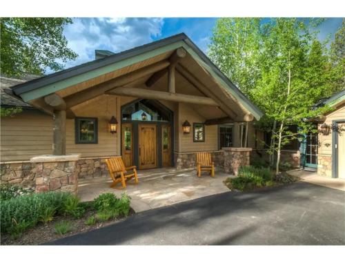 Spacious Mountain Chalet - Hot Tub & Secluded!
