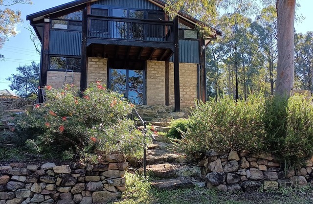 Spacious mudbrick cottage in quiet bush setting. 2 minute walk to Grose River.