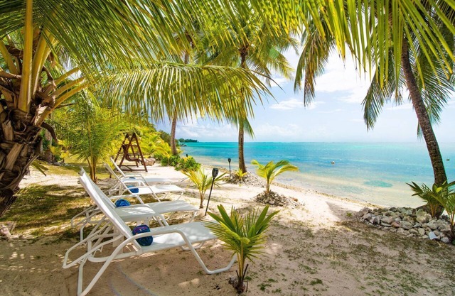 Spacious Oceanfront Cottage w/Huge Screened Porch, Kayaks & Snorkeling Gear!