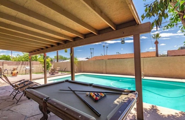 Spacious Old Town Heated Private Pool FirePit/Yard, Games