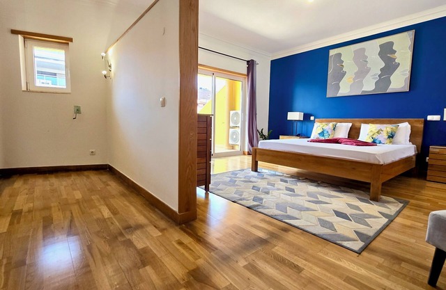 Spacious Penthouse w/Barbecue, wifi, 2 terraces & Views
