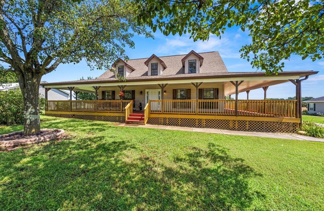 Spacious Pet Friendly Home with -Mountain Views -BBQ grill & Fire Pit!