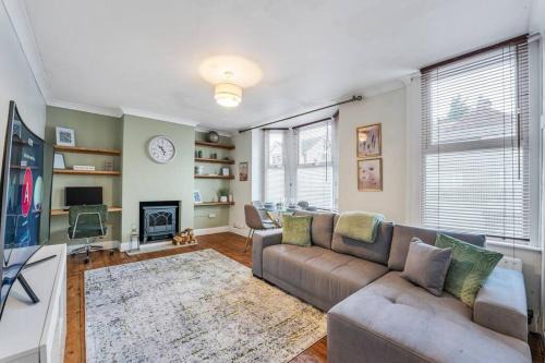 Spacious Private Apartment in Central Dartford with Free Parking TFL Zone 6