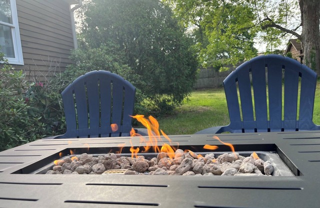 Spacious ranch 65” 4K tv deck, grill, fire pit fenced yd , office, baby gear