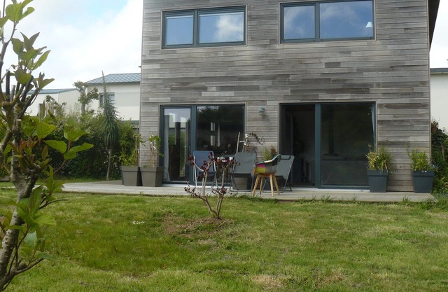 Spacious recent wooden house, quiet, between sea and countryside, in Plouzané