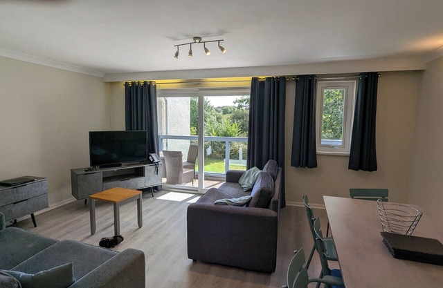 Spacious sleep-8 apartment on tranquil country estate with wooded views