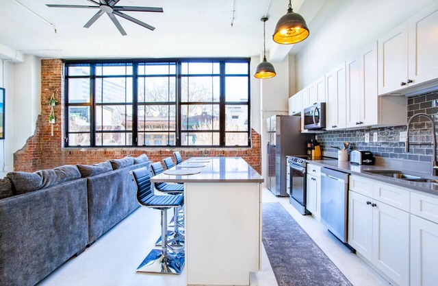 Spacious Sterchi Loft Getaway- Downtown Getaway