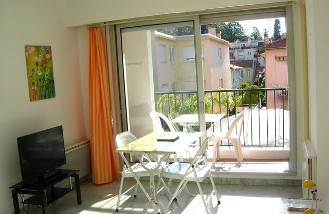 Spacious studio and garage 5 minutes' walk from the beach