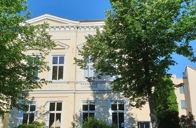 Spacious studio apartment in an old town villa