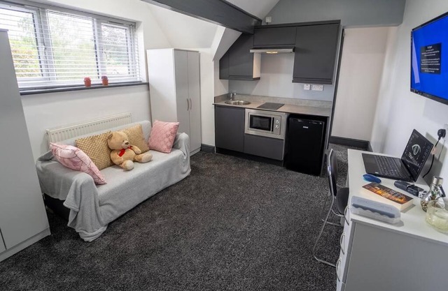 Spacious Studio for 2 right by QE in large GuestHouse!