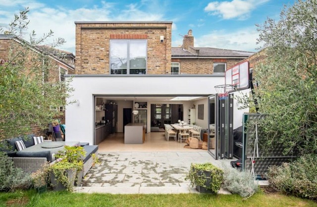 Spacious & Stylish Family Home With Lovely Garden