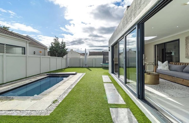 Spacious Sunningdale Retreat With Poolside Charm