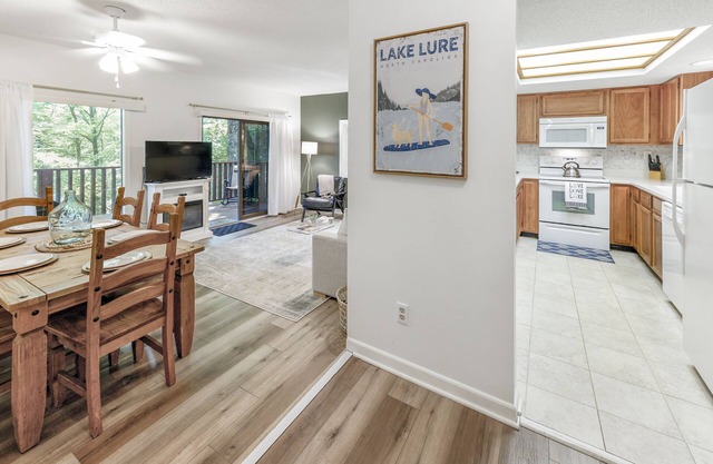 Spacious townhome within steps of Apple Valley Golf Course-Indoor pool!
