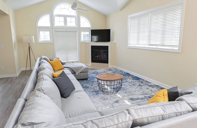 Spacious townhouse 4 miles from the beach